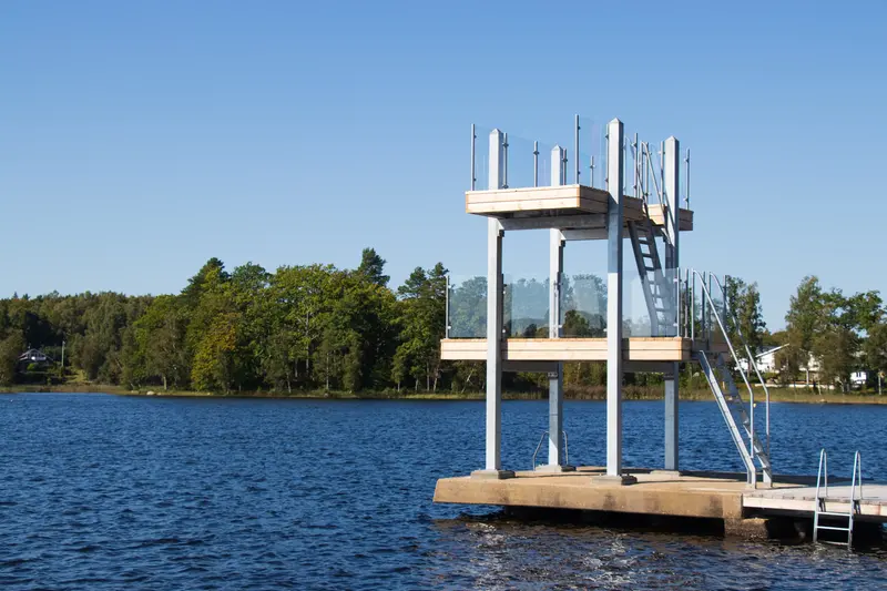 Ett hopptorn i stål och trä med två nivåer vid sjön Halen