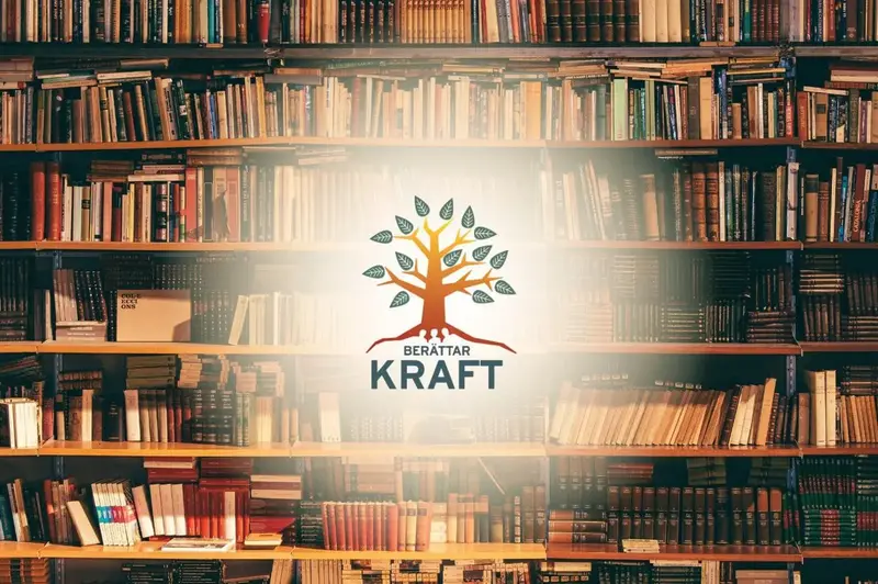 Berättarkrafts logotyp i form av ett träd på en bakgrund med böcker